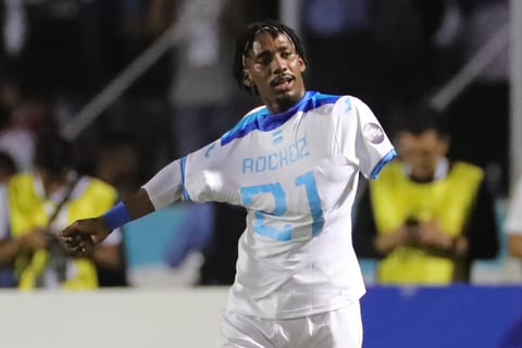 AMDEP3359. TEGUCIGALPA (HONDURAS), 17/11/2023.- Bryan Rochez de Honduras se acomoda la camiseta luego de celebrar su gol hoy, en un partido de la Liga de Naciones de la Concacaf entre Honduras y México hoy, en el estadio Chelato Uclés en Tegucigalpa (Honduras). EFE/ Gustavo Amador