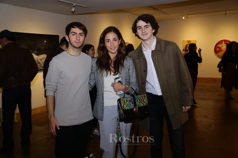 - José Antonio Yacaman, Dora Flores y Juan Pablo Yacaman.