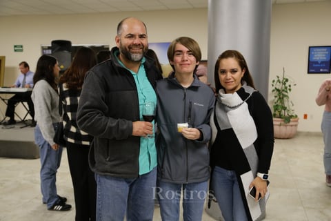 -Manuel Félix, Alejandro Félix y Karina Hurtado.