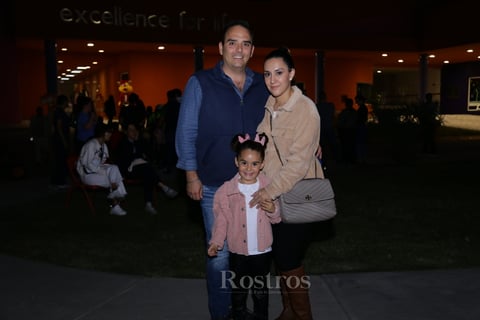 -Rodrigo Rocha, Elena y Michelle.
