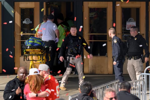 Dos detenidos, un muerto y múltiples heridos en tiroteo durante desfile de la NFL