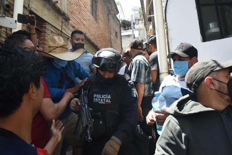 EUM20240328SOC38.JPG 
TAXCO, Gro. Violence/Violencia-Secuestro.- Este jueves 28 de marzo de 2024 familiares, amigos y pobladores en general intentaron linchar a los presuntos secuestradores de una menor, cuyo cuerpo sin vida fue localizado en una vivienda luego de que se pidiera rescate por ella. Foto: Agencia EL UNIVERSAL/Salvador Cisneros/AFBV