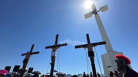 Bajo un fuerte sol, Monclova vive la pasión de Cristo en el Viacrucis