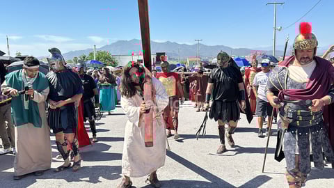 Bajo un fuerte sol, Monclova vive la pasión de Cristo en el Viacrucis
