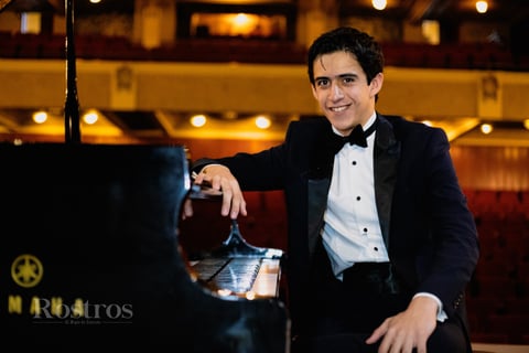Raúl Salazar, juventud al piano