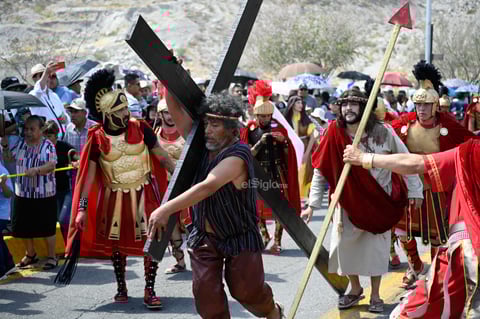 Realizan Viacrucis número 43 en el Cerro de las Noas de Torreón