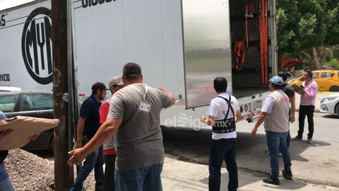 Esta tarde, en la Junta Distrital 05 del INE en Torreón se recibió el material no custodiado que se empleará en la elección judicial del 1 de junio. Mamparas especiales, forros para urnas, materiales para el llenado de actas, etiquetas para los paquetes electorales, entre otra documentación fue la que llegó a esta sede distrital, donde el 8 de mayo llegarán las boletas custodiadas, según informó la vocal ejecutiva, Roxana Lara.  En este distrito se instalarán 255 casillas.