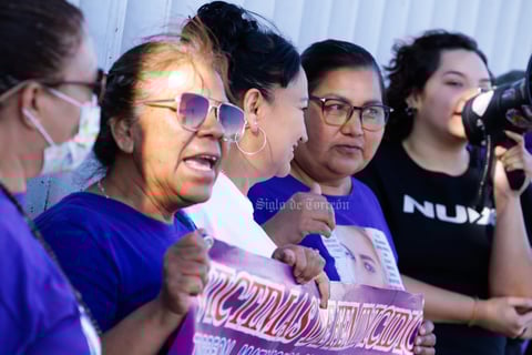 Familias de víctimas de feminicidio toman edificio Coahuila