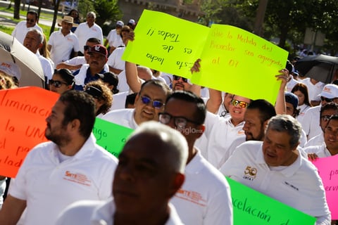 ‘Ya estuvo suave de amanecer pasivos’, dicen maestros en marcha por Día del Trabajo