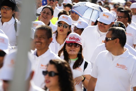 ‘Ya estuvo suave de amanecer pasivos’, dicen maestros en marcha por Día del Trabajo