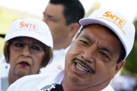 ‘Ya estuvo suave de amanecer pasivos’, dicen maestros en marcha por Día del Trabajo