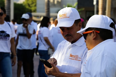 ‘Ya estuvo suave de amanecer pasivos’, dicen maestros en marcha por Día del Trabajo