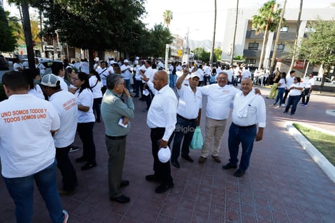 ‘Ya estuvo suave de amanecer pasivos’, dicen maestros en marcha por Día del Trabajo