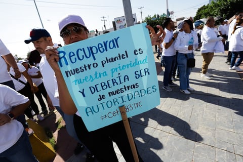 ‘Ya estuvo suave de amanecer pasivos’, dicen maestros en marcha por Día del Trabajo