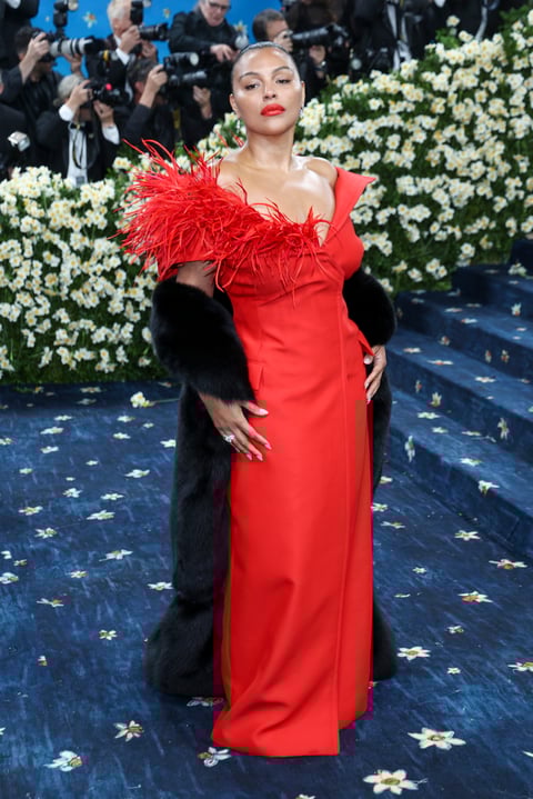NEW YORK (United States), 06/05/2025.- American model Paloma Elsesser poses on the red carpet for the 2025 Met Gala, the annual benefit for the Metropolitan Museum of Art's Costume Institute, in New York, New York, USA, 05 May 2025. The event coincides with the Met Costume Institute's spring 2025 exhibition ‘Superfine: Tailoring Black Style’ which will be on view from 10 May 2025 through 26 October 2025.  (Nueva York) EFE/EPA/JUSTIN LANE