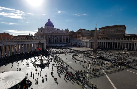 Cardenales se reúnen en cónclave para elegir al sucesor del papa Francisco