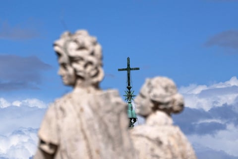 Cardenales se reúnen en cónclave para elegir al sucesor del papa Francisco