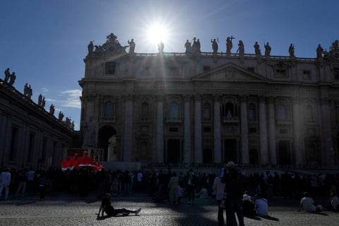 Cardenales se reúnen en cónclave para elegir al sucesor del papa Francisco