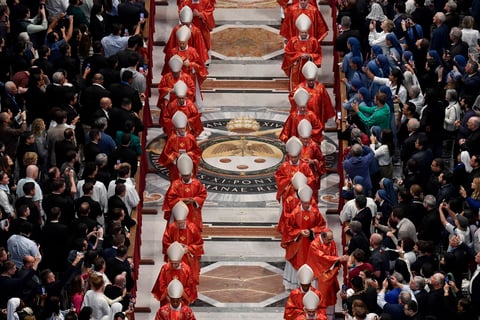Cardenales se reúnen en cónclave para elegir al sucesor del papa Francisco