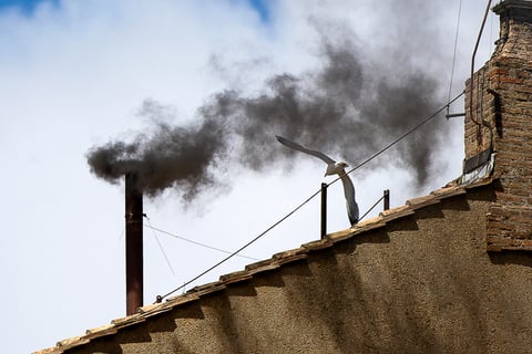 Sale humo negro de chimenea del Vaticano, cónclave no elige papa en primeras tres votaciones