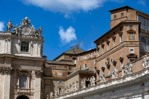 Sale humo negro de chimenea del Vaticano, cónclave no elige papa en primeras tres votaciones