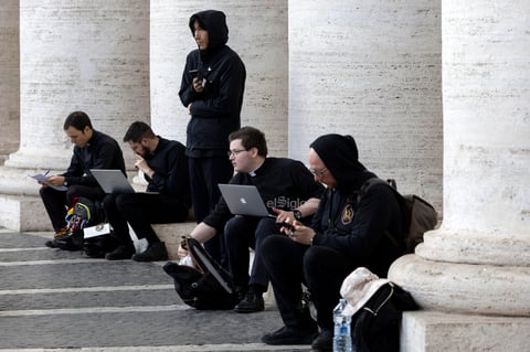 Sale humo negro de chimenea del Vaticano, cónclave no elige papa en primeras tres votaciones