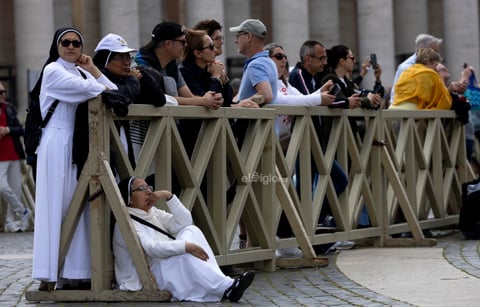 Sale humo negro de chimenea del Vaticano, cónclave no elige papa en primeras tres votaciones