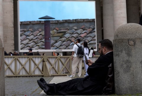 Sale humo negro de chimenea del Vaticano, cónclave no elige papa en primeras tres votaciones