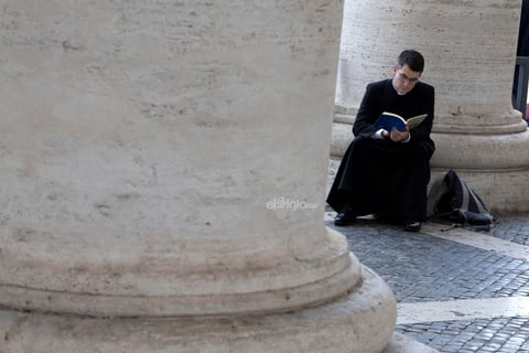 Sale humo negro de chimenea del Vaticano, cónclave no elige papa en primeras tres votaciones