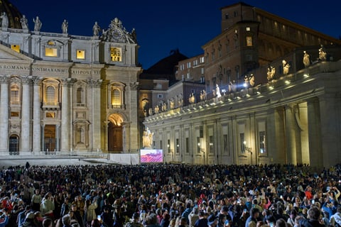 Sale humo negro de chimenea del Vaticano, cónclave no elige papa en primeras tres votaciones