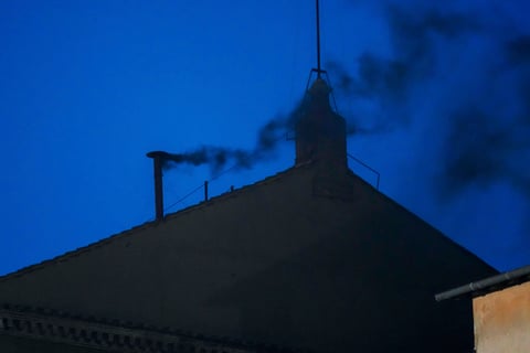 Sale humo negro de chimenea del Vaticano, cónclave no elige papa en primeras tres votaciones
