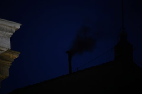 Sale humo negro de chimenea del Vaticano, cónclave no elige papa en primeras tres votaciones