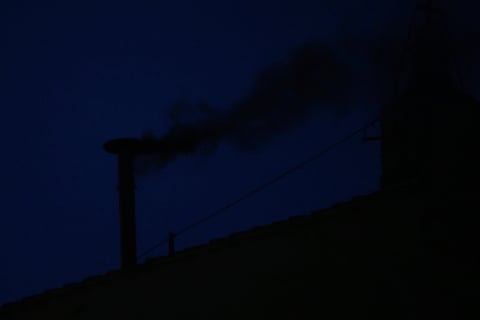 Sale humo negro de chimenea del Vaticano, cónclave no elige papa en primeras tres votaciones