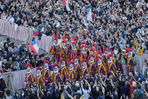 Habemus papam: Humo blanco en el Vaticano, Iglesia Católica tiene nuevo papa