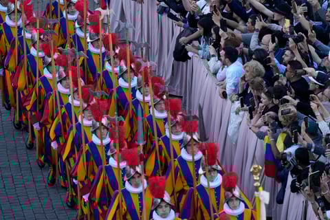 Habemus papam: Humo blanco en el Vaticano, Iglesia Católica tiene nuevo papa