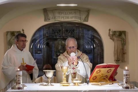 'Nunca más la guerra', clama el papa León XIV al dirigir rezo en plaza de San Pedro