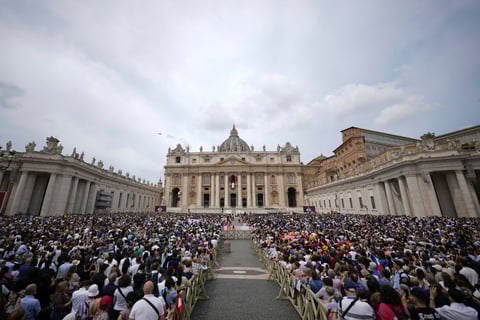 'Nunca más la guerra', clama el papa León XIV al dirigir rezo en plaza de San Pedro