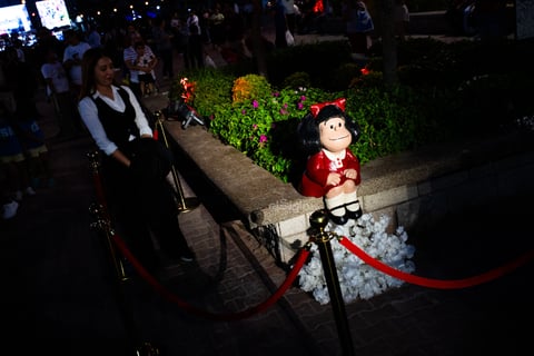 Develan estatua de Mafalda en Gómez Palacio