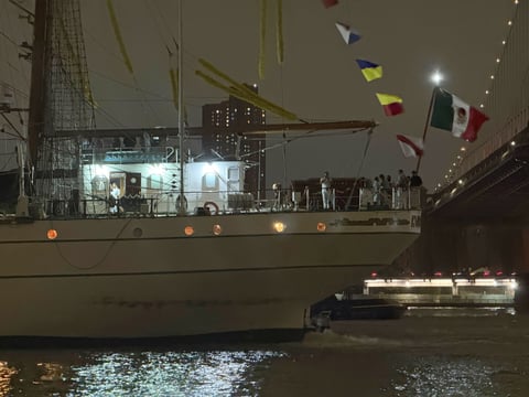 Choque del Buque Cuauhtémoc contra el puente de Brooklyn en Nueva York