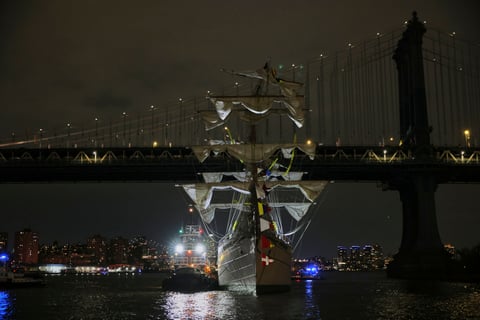Choque del Buque Cuauhtémoc contra el puente de Brooklyn en Nueva York
