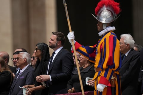 León XIV inaugura su papado con un llamamiento a la paz en el mundo y a la unidad