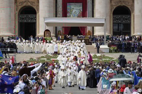 León XIV inaugura su papado con un llamamiento a la paz en el mundo y a la unidad