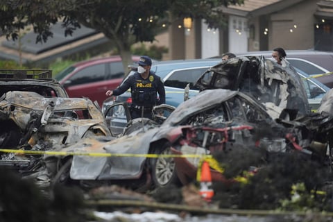 Mueren varias personas al estrellarse avioneta en San Diego; destruye viviendas y vehículos