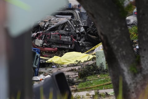 Mueren varias personas al estrellarse avioneta en San Diego; destruye viviendas y vehículos
