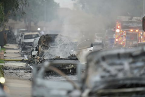 Mueren varias personas al estrellarse avioneta en San Diego; destruye viviendas y vehículos