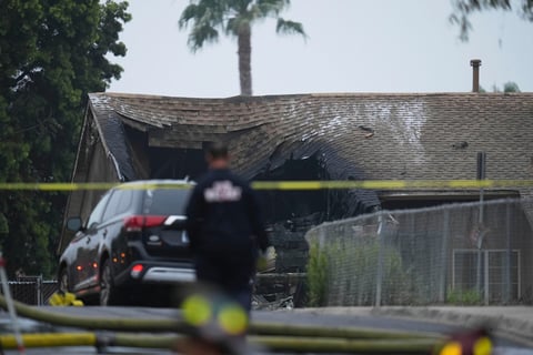 Mueren varias personas al estrellarse avioneta en San Diego; destruye viviendas y vehículos