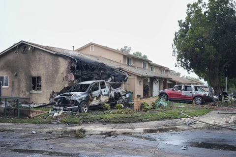 Mueren varias personas al estrellarse avioneta en San Diego; destruye viviendas y vehículos