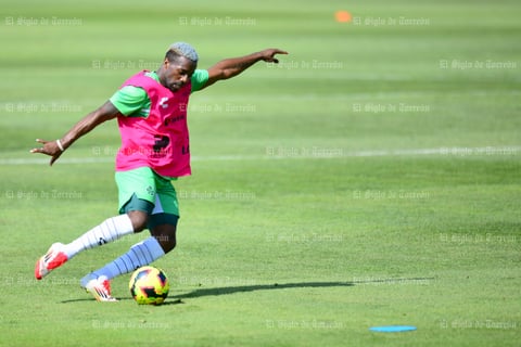 Club Santos entrenó con fuerza este jueves, bajo el sol lagunero y con el presidente del club observando desde lo lejos, en silencio, pero presente.