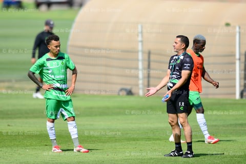 Club Santos entrenó con fuerza este jueves, bajo el sol lagunero y con el presidente del club observando desde lo lejos, en silencio, pero presente.