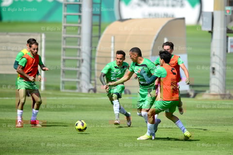Club Santos entrenó con fuerza este jueves, bajo el sol lagunero y con el presidente del club observando desde lo lejos, en silencio, pero presente.